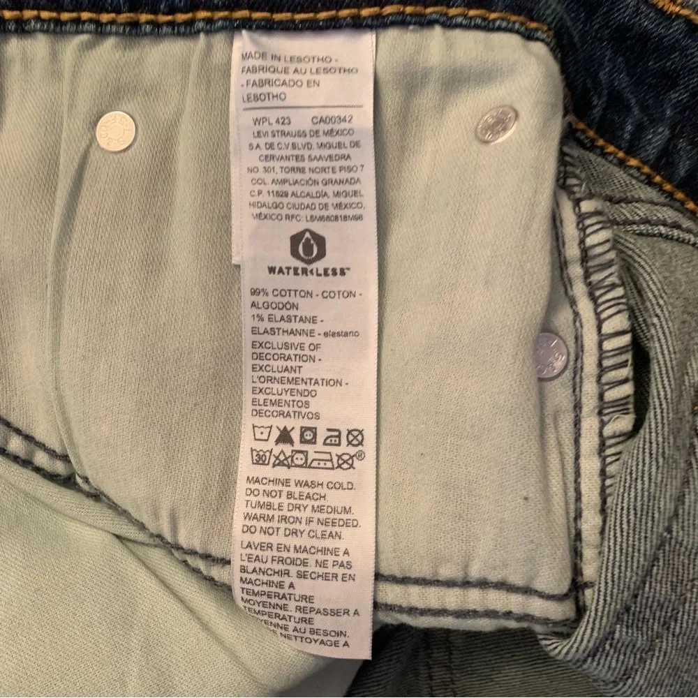 Men’s Signature Levi’s Athletic Denim Shorts Waist 42, inseam 11 inches NWT